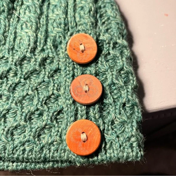 Aran Woollen Mills Green Cable-Knit Pom Beanie with Wooden Buttons NWT Women’s - Picture 8 of 11